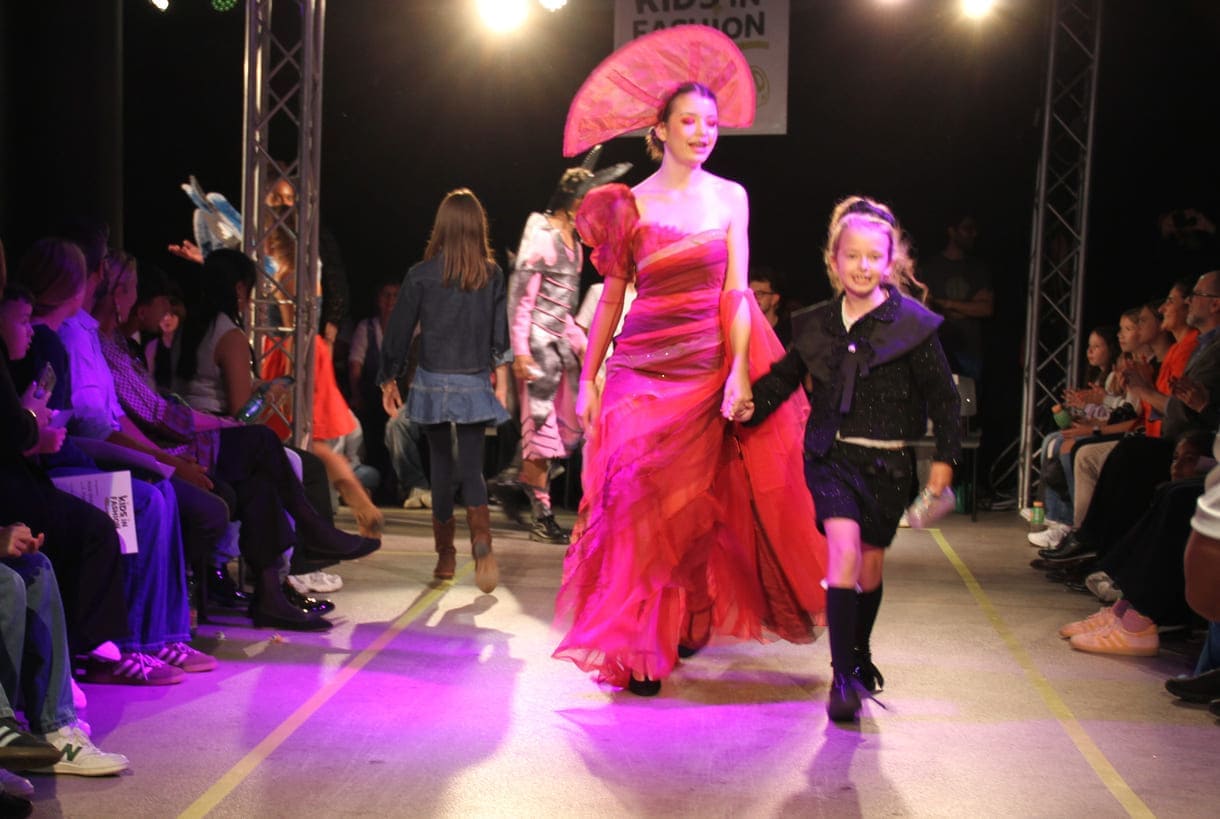 Desgner:innen, die bei der Show anwesend waren mit "ihren" Models auf dem Laufsteg