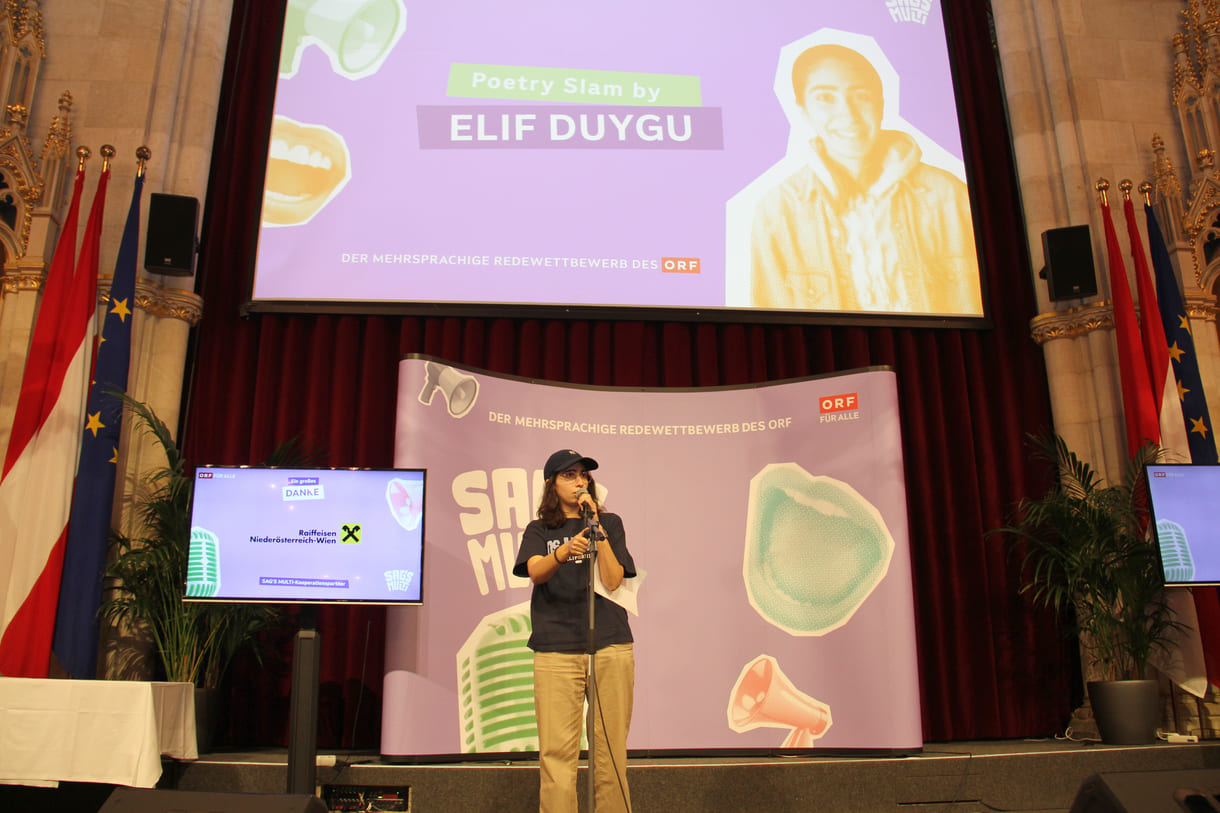 Auftritt der meisterlichen Poetry Slamerin Elif Duygu