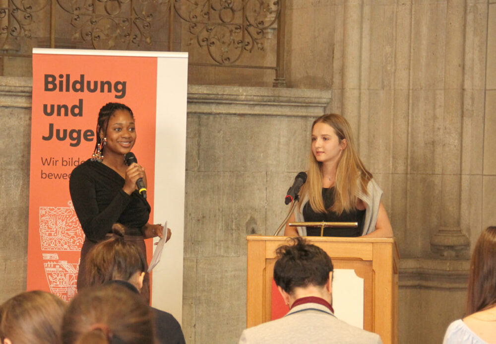 Elisa Burtscher, Vienna European School sprach in „Der Gummistiefel“ über Sexismus, den Mädchen und Frauen alltäglich erleben/erleiden