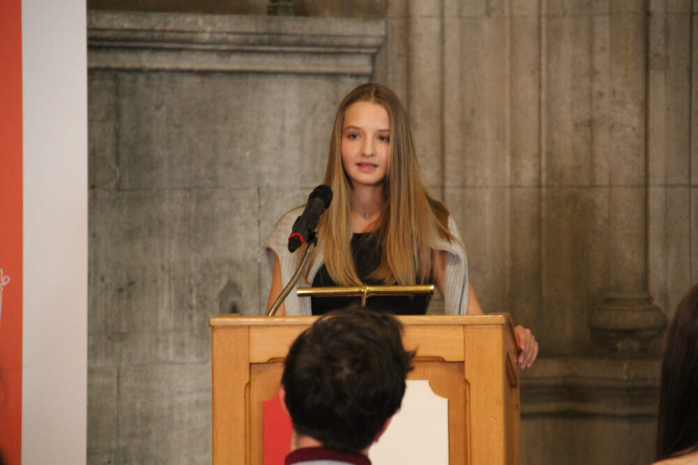 Elisa Burtscher, Vienna European School sprach in „Der Gummistiefel“ über Sexismus, den Mädchen und Frauen alltäglich erleben/erleiden