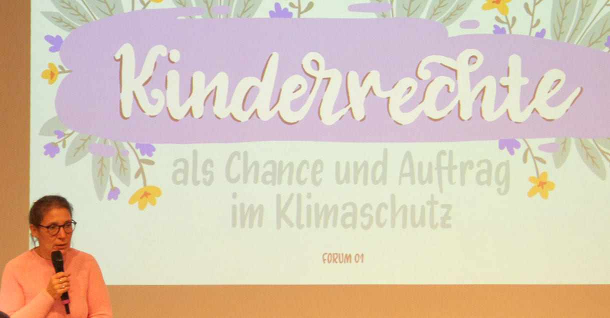 Elisabeth Schaffelhofer-Garcia-Marquez - als Co-Moderatorin bei einer Kinderrechtekonferenz, Schwerpunktthema Klima im Herbst des Vorjahres (2023)