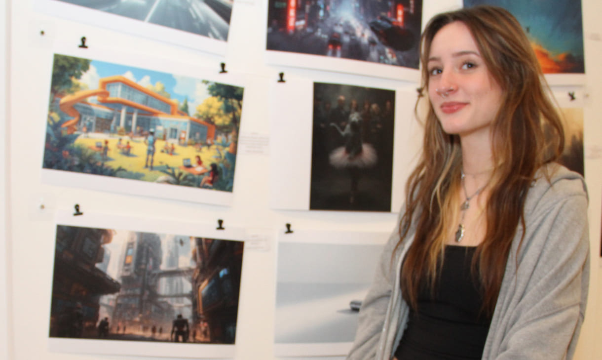 Ellen Wollmann vor einigen der Bilder, an deren Erstellung sie mitgewirkt hat