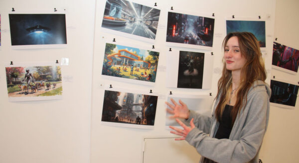 Ellen Wollmann vor einigen der Bilder, an deren Erstellung sie mitgewirkt hat