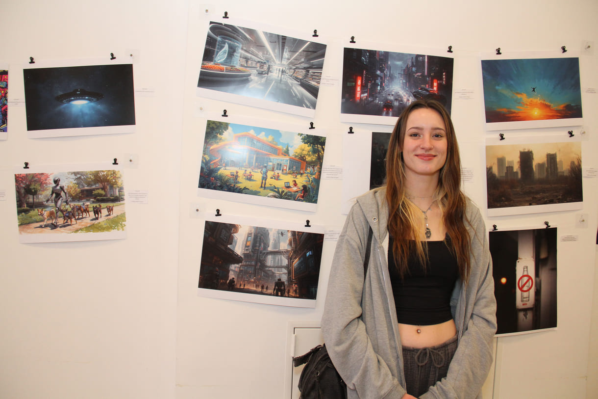 Ellen Wollmann vor einigen der Bilder, an deren Erstellung sie mitgewirkt hat