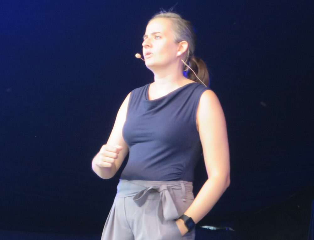 Kabarettistin Elli Bauer auf der Bühne im Schwechater Felmayergarten