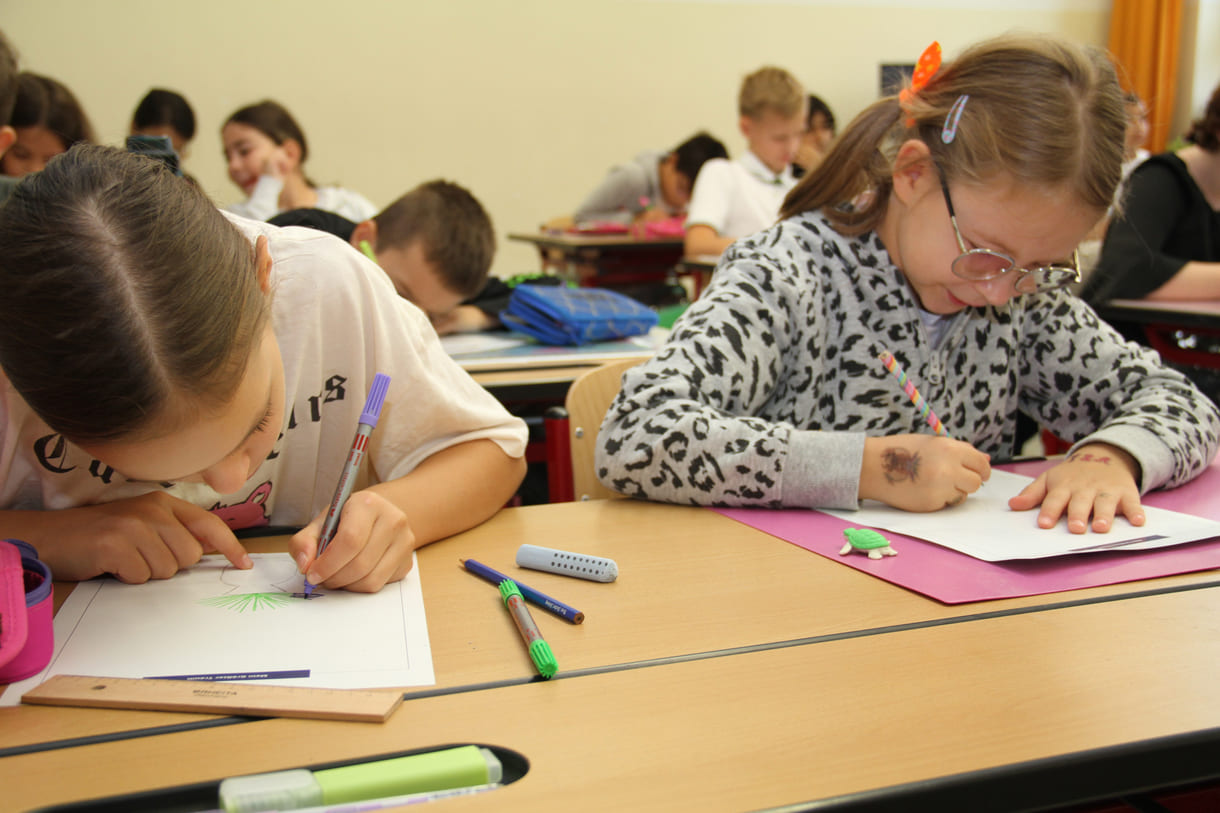 Volksschulkinder malen ihren jeweils größten Traum - und das für einen guten Zweck