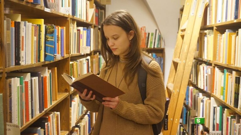 Emilia Masek im Wiener innenstäditschen Antiquariat, das sie zu ihrem Text animierte