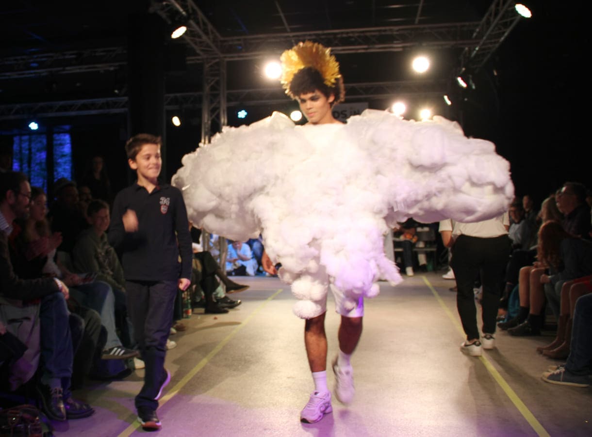 Desgner:innen, die bei der Show anwesend waren mit "ihren" Models auf dem Laufsteg