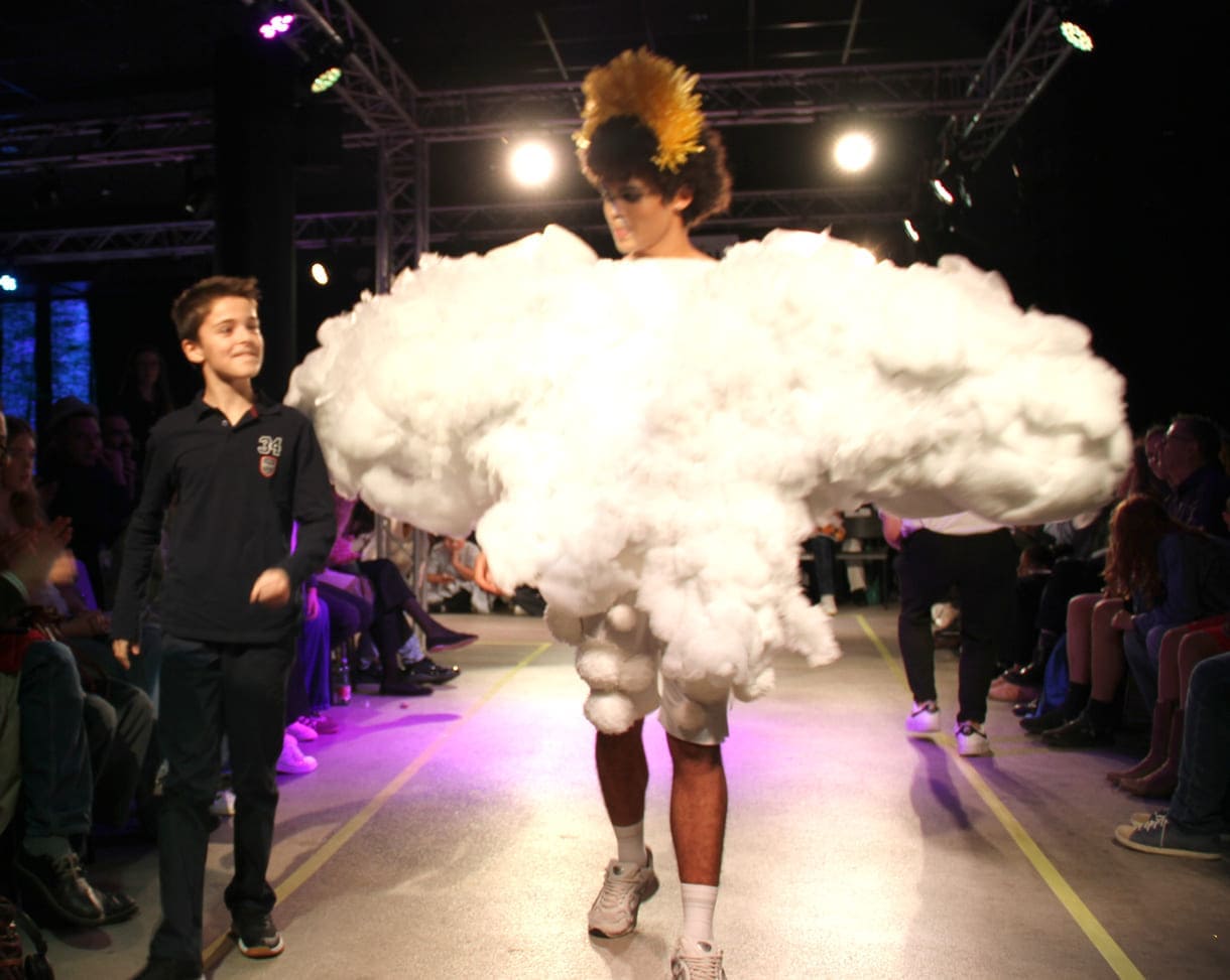 Desgner:innen, die bei der Show anwesend waren mit "ihren" Models auf dem Laufsteg