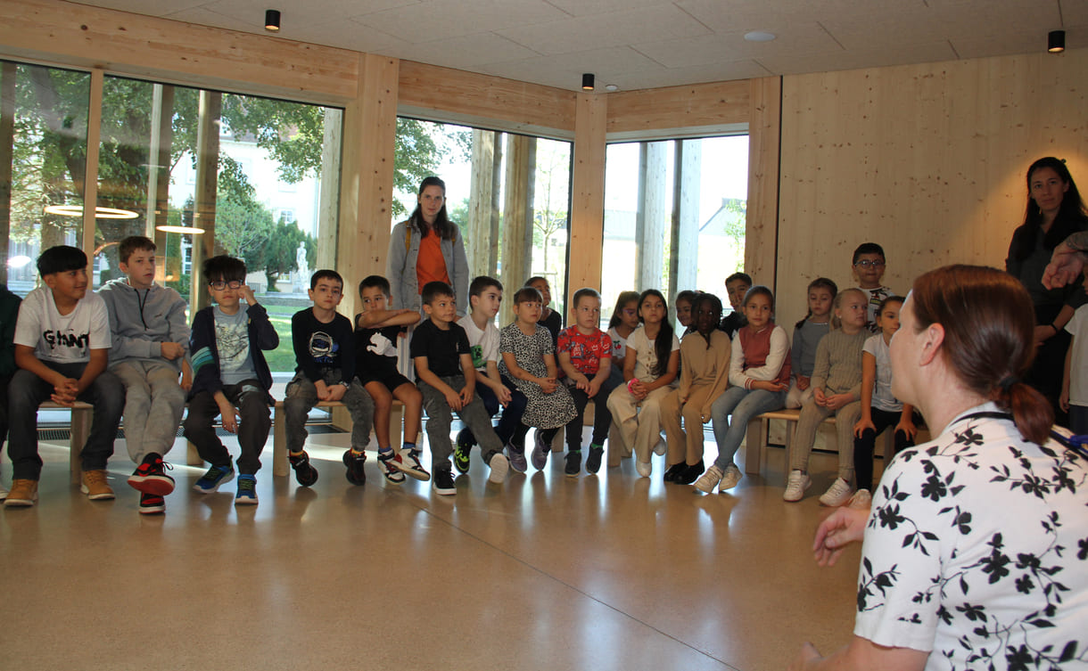 Kinder und Jugendliche, die am Premierentag auf den Ausstellungsbesuch warten