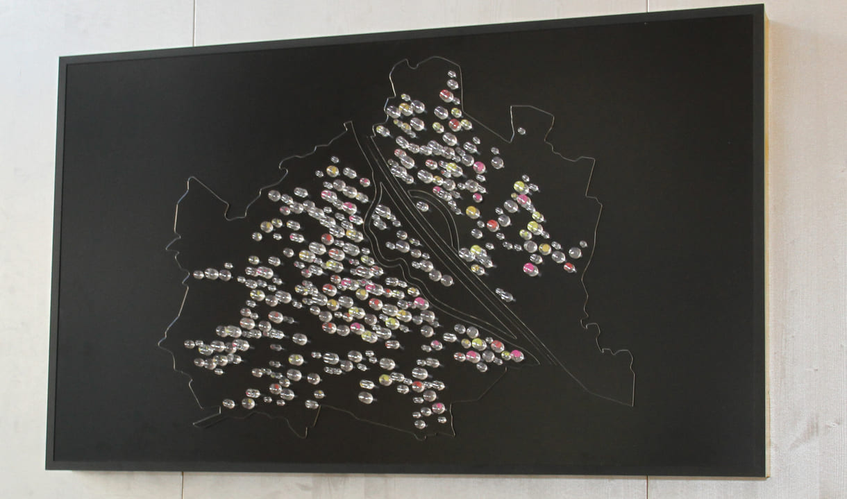 Energiesäulen auf Wiener Stadtplan leuchten auf, nachdem das Modell des Flusskraftwerks in Bewegung kommt