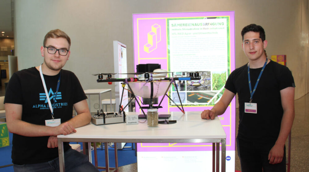 Benedikt Ortmaier und Sebastian Schäffer mit ihrer Drohne mit Behälter für Saatgut und Streu-Teller