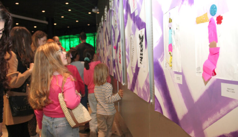 Interessiert studieren Besucher:innen (nicht nur ihre eigenen) Entwürfe