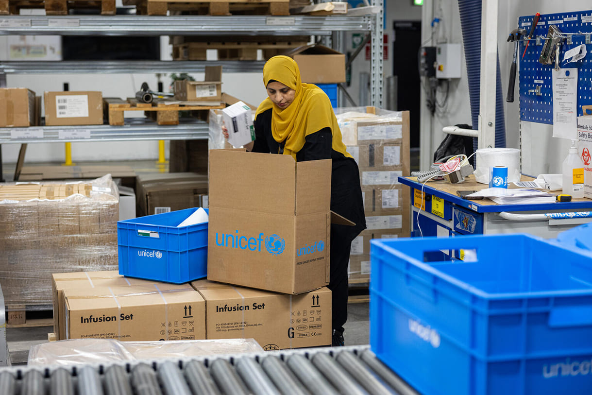 Unicef-Verpackung von Hilfsgütern in Kopenhagen (Dänemark) fürs Erdbebengebiet in Ost-Afghanistan, September 2025