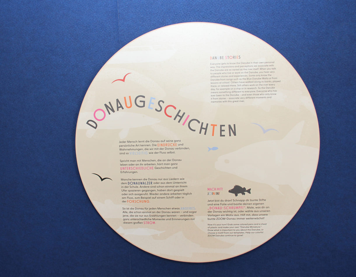 Kreisrunde Erklärtexte auf Deutsch und Englisch