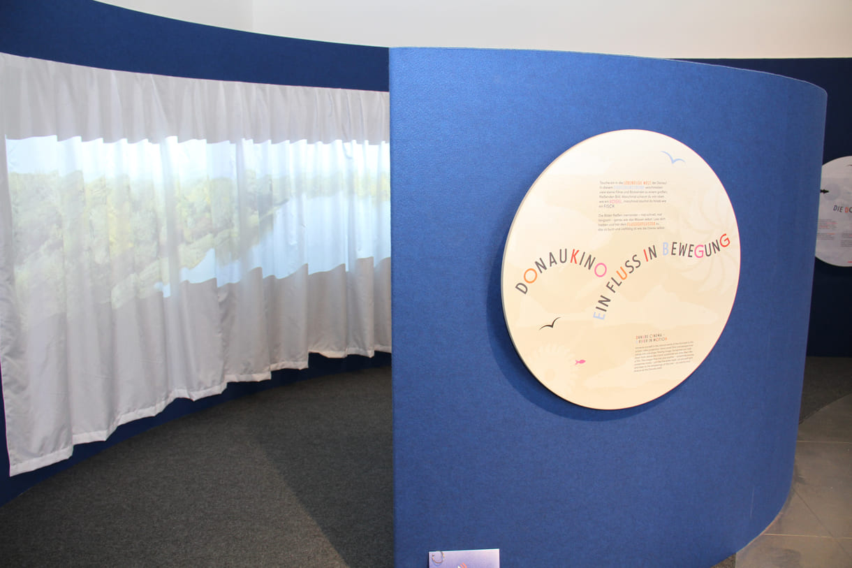 Kreisrunde Erklärtexte auf Deutsch und Englisch