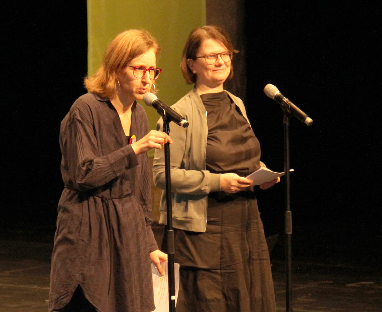 Festivalleiterin Verena Weigl, Geschäftsführerin des Instituts für Jugendliteratur, Stefanie Schlögl eröffnen das kinder literatgur festival