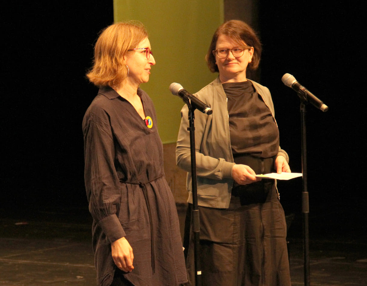 Festivalleiterin Verena Weigl, Geschäftsführerin des Instituts für Jugendliteratur, Stefanie Schlögl eröffnen das kinder literatgur festival