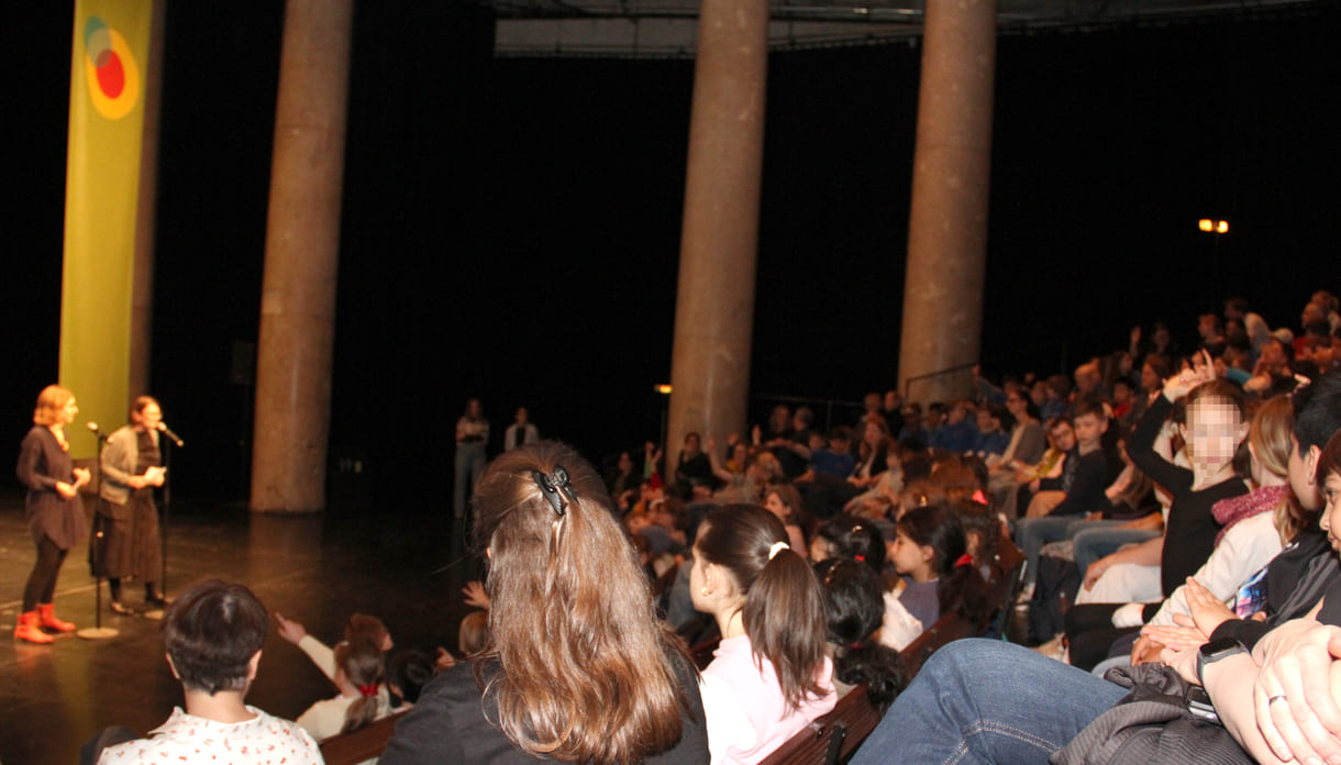 Festivalleiterin Verena Weigl, Geschäftsführerin des Instituts für Jugendliteratur, Stefanie Schlögl eröffnen das kinder literatgur festival