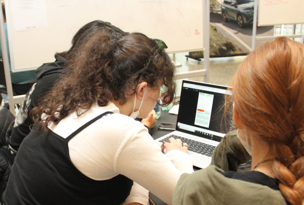 Drei Schülerinnen aus der HAK des BFI erfinden eine App, welche die nächst hängenden Mistkübel anzeigt ...
