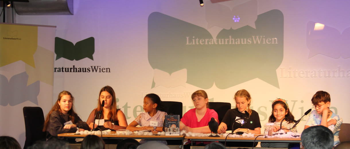 Eine der beiden jüngeren Jury-Gruppen: Carla, Emma, Kerem, Selma, Suren, Zeynep-Sara (alphabetisch sortiert; Alma, Kawa, Livio und Paul konnten bei der Preisverleihung nicht dabei sein)