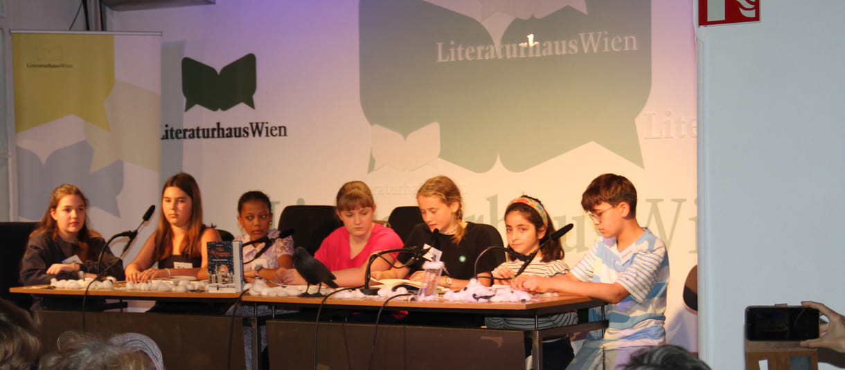 Eine der beiden jüngeren Jury-Gruppen: Carla, Emma, Kerem, Selma, Suren, Zeynep-Sara (alphabetisch sortiert; Alma, Kawa, Livio und Paul konnten bei der Preisverleihung nicht dabei sein)