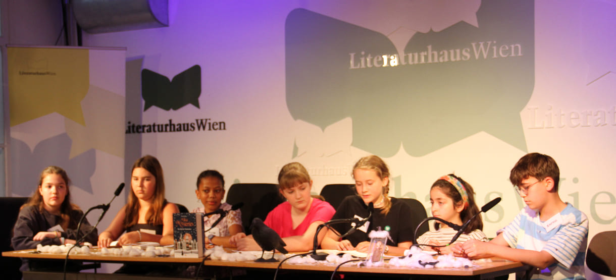 Eine der beiden jüngeren Jury-Gruppen: Carla, Emma, Kerem, Selma, Suren, Zeynep-Sara (alphabetisch sortiert; Alma, Kawa, Livio und Paul konnten bei der Preisverleihung nicht dabei sein)
