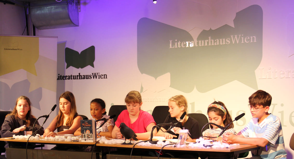 Eine der beiden jüngeren Jury-Gruppen: Carla, Emma, Kerem, Selma, Suren, Zeynep-Sara (alphabetisch sortiert; Alma, Kawa, Livio und Paul konnten bei der Preisverleihung nicht dabei sein)