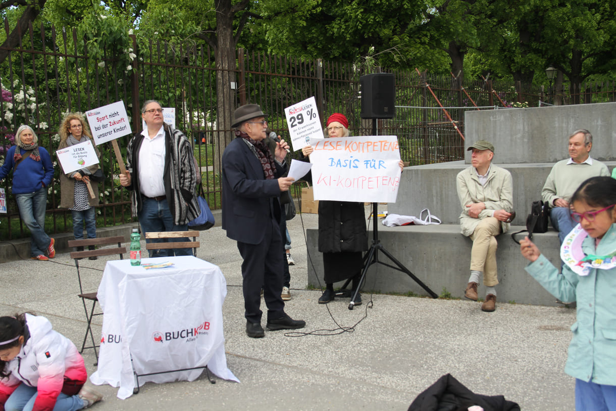 Demonstrant:innen mit Sprüchen auf Kartontafeln