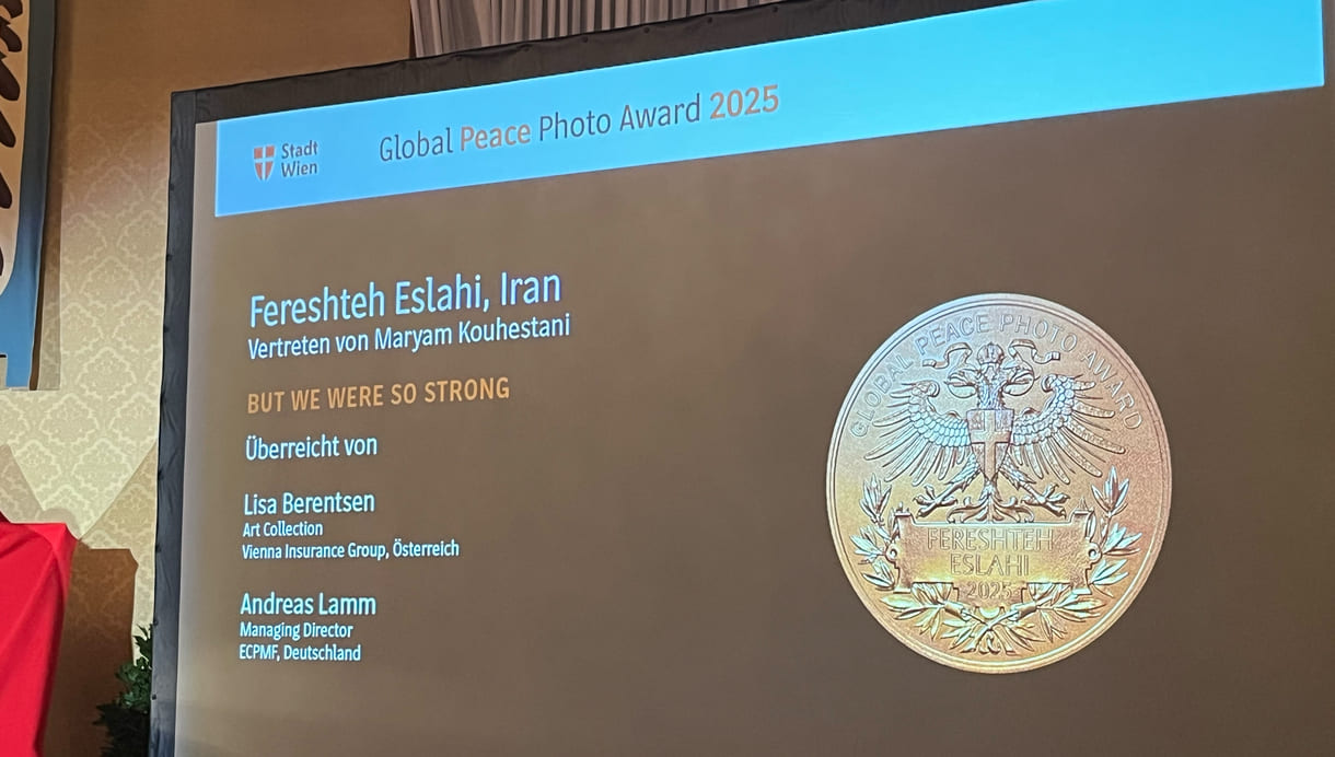 Stellvertretend für die Fotokünstlerin Fereshteh Eslani, die natürlich nciht aus dem Iran kommen konnte, bedankte sich die in Wien lebende Künstlerin Maryam Kouhestani bewegt berührend auch im eigenen udn im Namen iranischer Oppositioneller