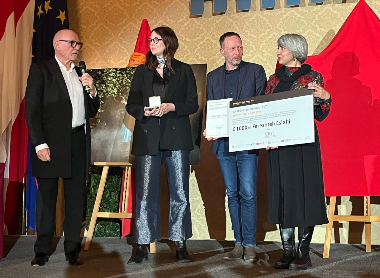 Stellvertretend für die Fotokünstlerin Fereshteh Eslani, die natürlich nciht aus dem Iran kommen konnte, bedankte sich die in Wien lebende Künstlerin Maryam Kouhestani bewegt berührend auch im eigenen udn im Namen iranischer Oppositioneller