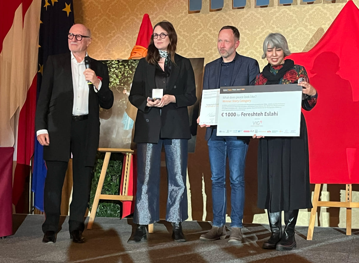 Stellvertretend für die Fotokünstlerin Fereshteh Eslani, die natürlich nciht aus dem Iran kommen konnte, bedankte sich die in Wien lebende Künstlerin Maryam Kouhestani bewegt berührend auch im eigenen udn im Namen iranischer Oppositioneller