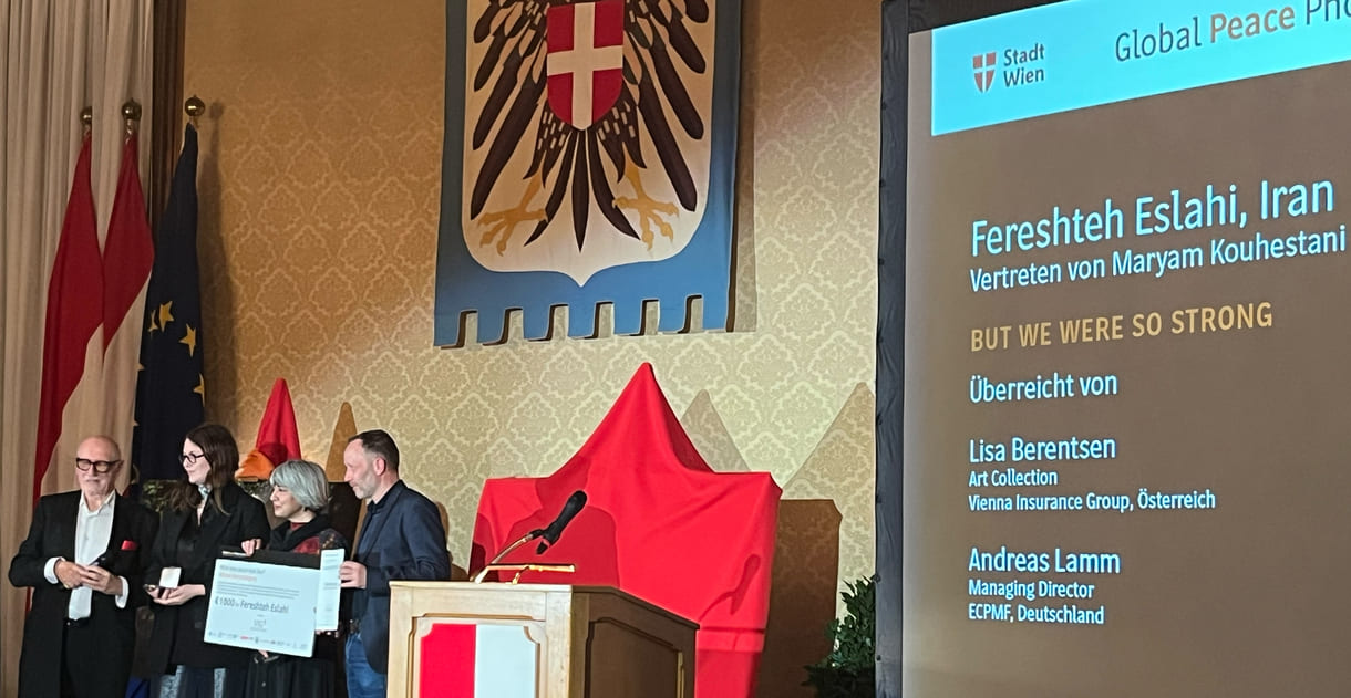 Stellvertretend für die Fotokünstlerin Fereshteh Eslani, die natürlich nciht aus dem Iran kommen konnte, bedankte sich die in Wien lebende Künstlerin Maryam Kouhestani bewegt berührend auch im eigenen udn im Namen iranischer Oppositioneller