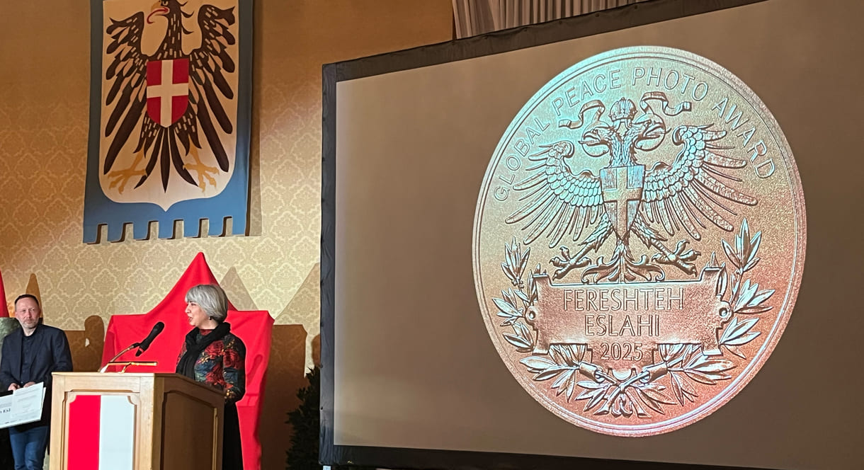 Stellvertretend für die Fotokünstlerin Fereshteh Eslani, die natürlich nciht aus dem Iran kommen konnte, bedankte sich die in Wien lebende Künstlerin Maryam Kouhestani bewegt berührend auch im eigenen udn im Namen iranischer Oppositioneller