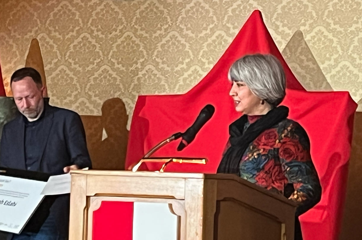 Stellvertretend für die Fotokünstlerin Fereshteh Eslani, die natürlich nciht aus dem Iran kommen konnte, bedankte sich die in Wien lebende Künstlerin Maryam Kouhestani bewegt berührend auch im eigenen udn im Namen iranischer Oppositioneller