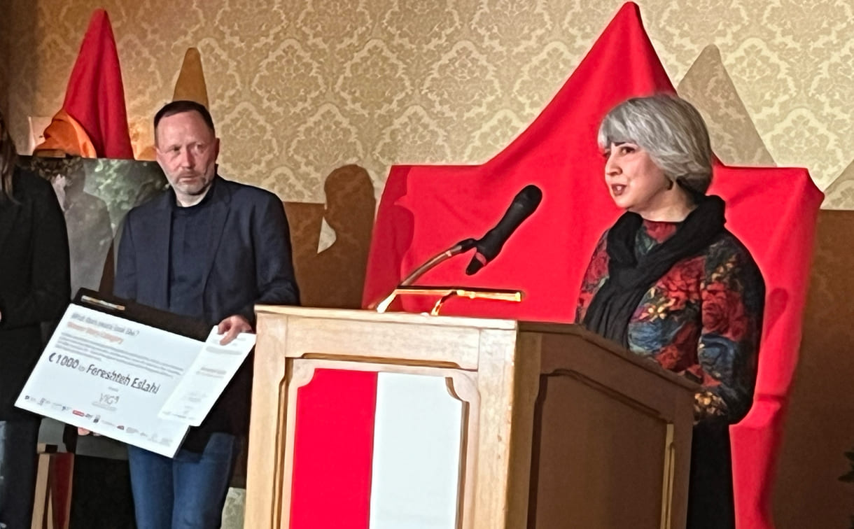 Stellvertretend für die Fotokünstlerin Fereshteh Eslani, die natürlich nciht aus dem Iran kommen konnte, bedankte sich die in Wien lebende Künstlerin Maryam Kouhestani bewegt berührend auch im eigenen udn im Namen iranischer Oppositioneller