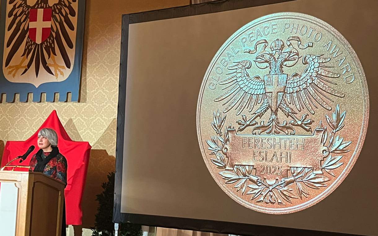 Stellvertretend für die Fotokünstlerin Fereshteh Eslani, die natürlich nciht aus dem Iran kommen konnte, bedankte sich die in Wien lebende Künstlerin Maryam Kouhestani bewegt berührend auch im eigenen udn im Namen iranischer Oppositioneller