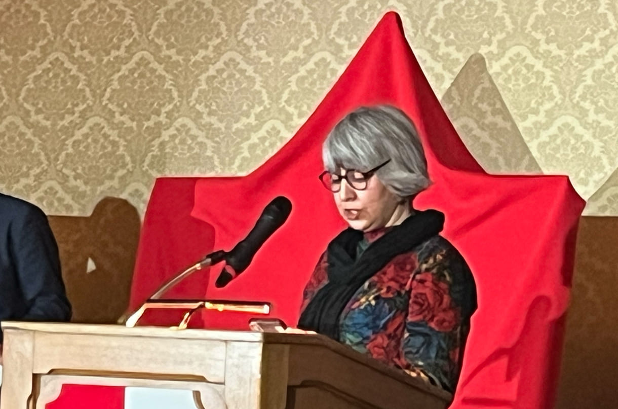 Stellvertretend für die Fotokünstlerin Fereshteh Eslani, die natürlich nciht aus dem Iran kommen konnte, bedankte sich die in Wien lebende Künstlerin Maryam Kouhestani bewegt berührend auch im eigenen udn im Namen iranischer Oppositioneller