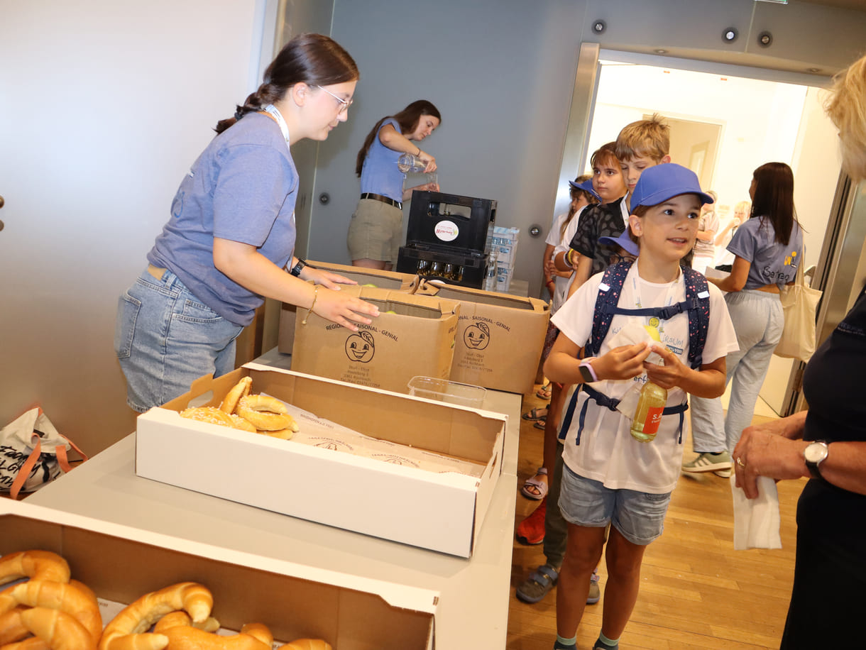 Der Eröffnungskurs war gleichzeitig ein (zweites) Frühstück - Äpfel und Kipferl wurden verteilt