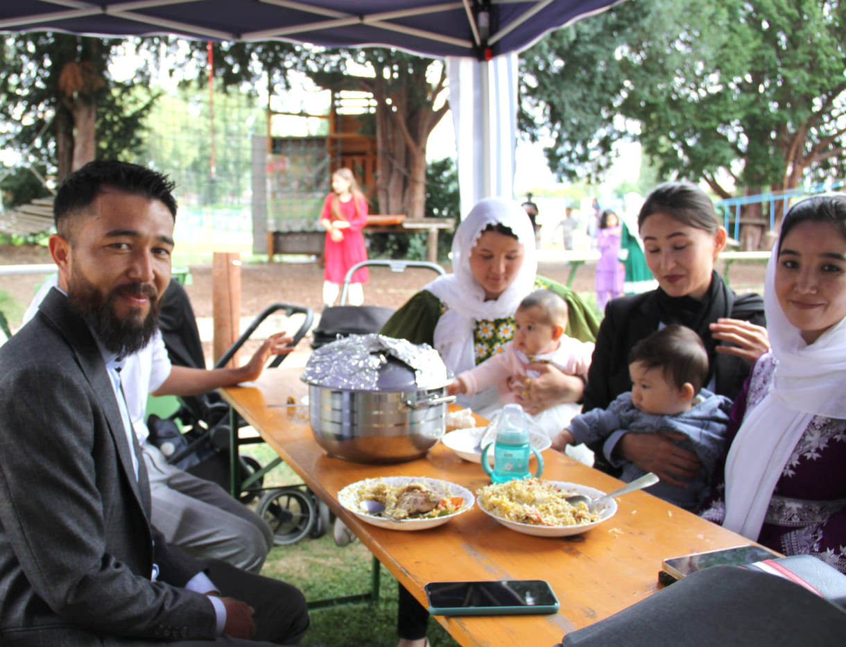 Diese Familie hat selber einen großen Topf mit Essen mitgebracht -und lädt so manche andere Menschen ein