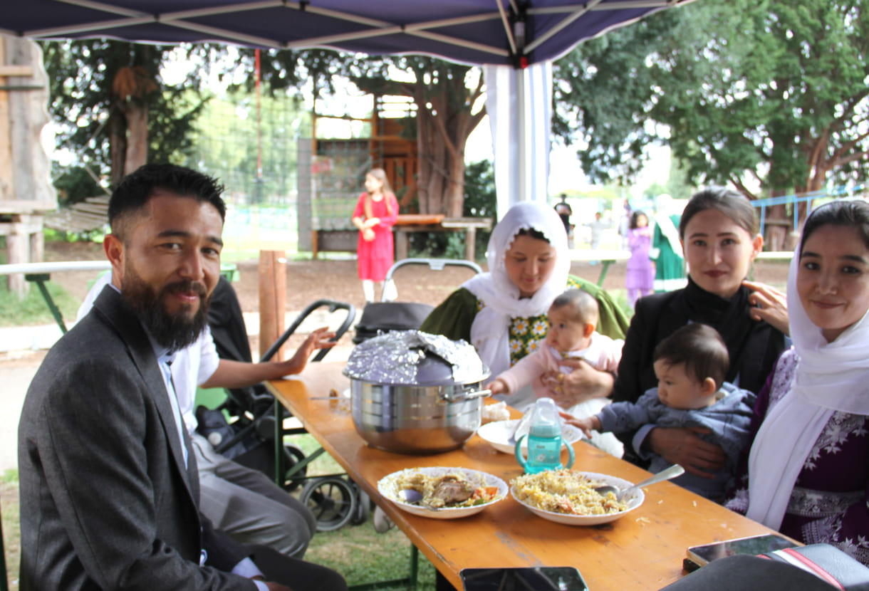 Diese Familie hat selber einen großen Topf mit Essen mitgebracht -und lädt so manche andere Menschen ein