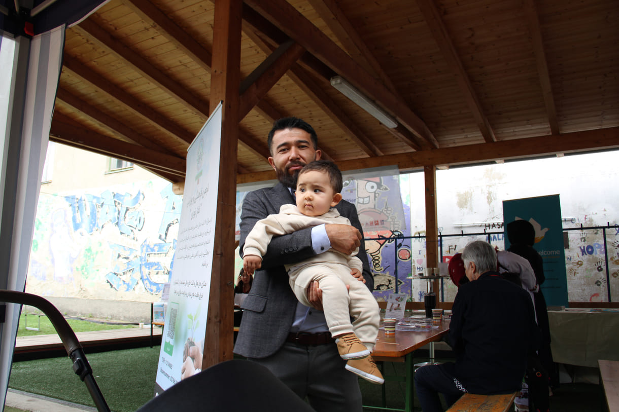 Diese Familie hat selber einen großen Topf mit Essen mitgebracht -und lädt so manche andere Menschen ein