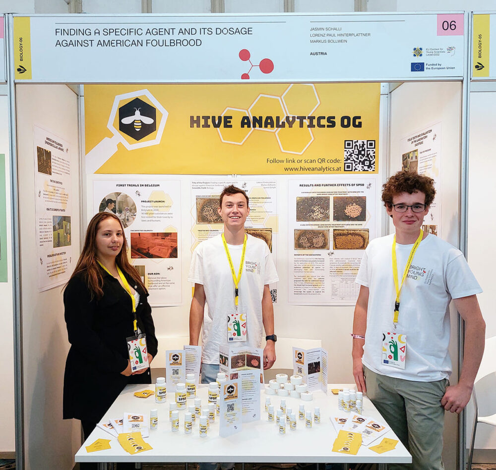 Jasmin Schalli, Markus Bollwein und Lorenz Hinterplattner vom Bienenrettungsteam