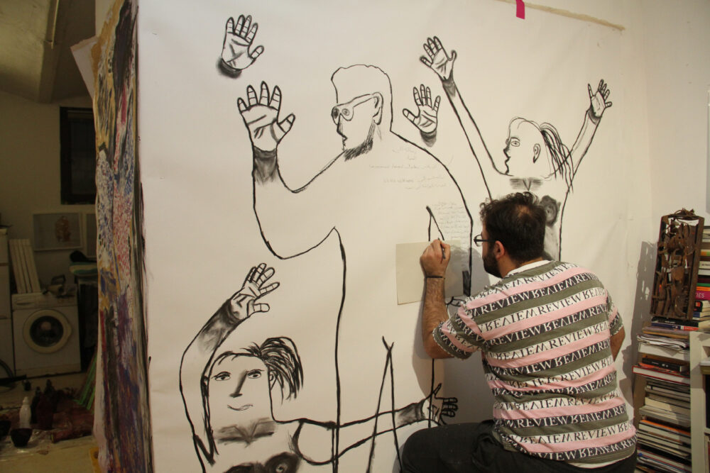 Im Atelier arbeiten die jungen Männer an ihren Bildern und Objekten