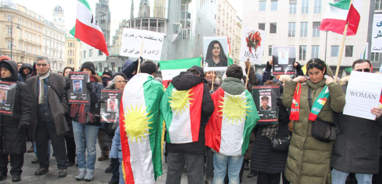 Viele Fahnen und etliche Plakate bei der Kundgebung gegen das iranische, diktatorische Regime und für Solidarität mit den mutigen Protestierenden