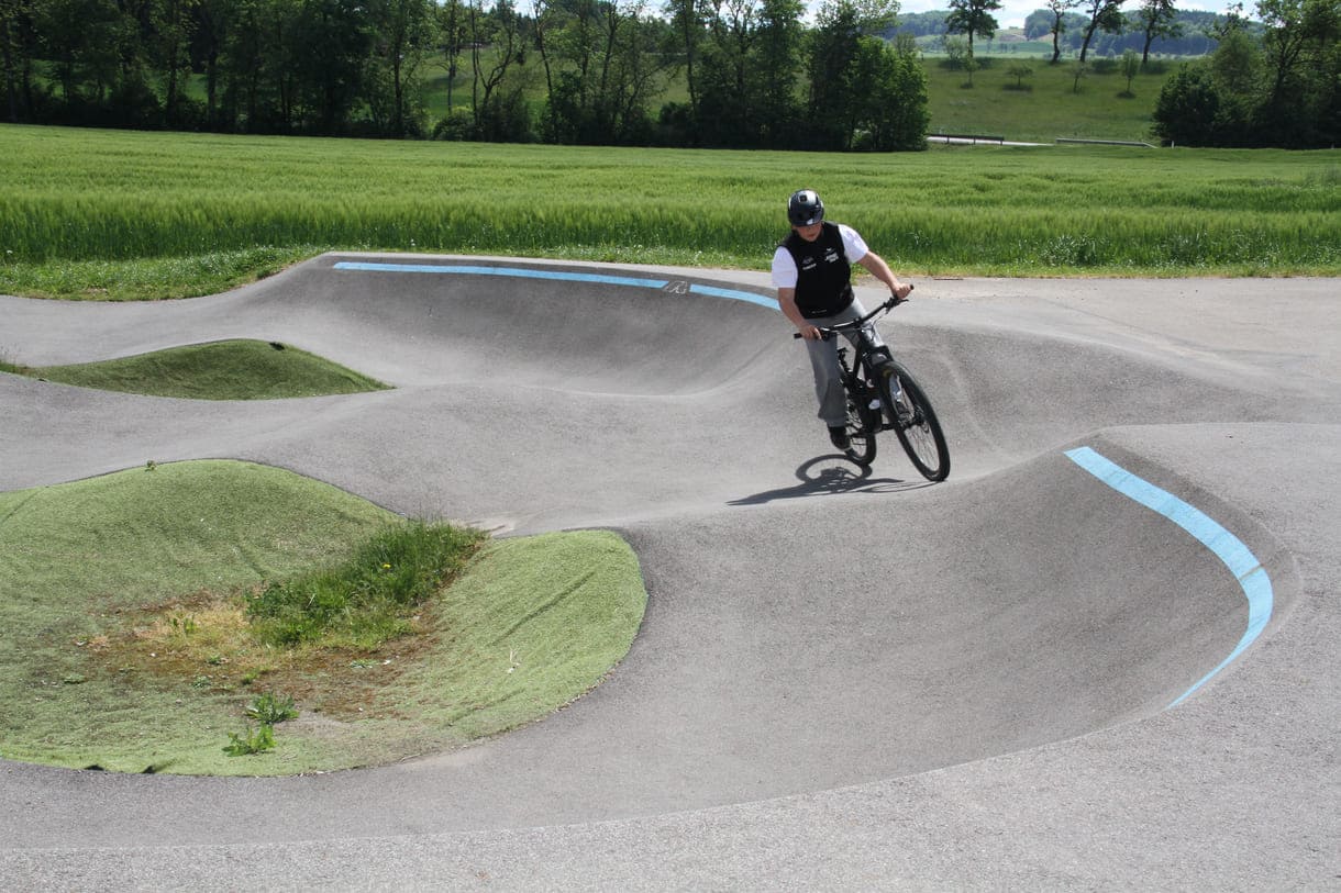 BMX-Radler auf der Berg- und Tal-Bahn