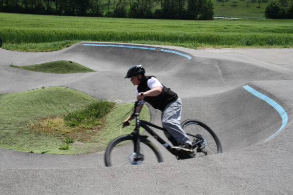 BMX-Radler auf der Berg- und Tal-Bahn