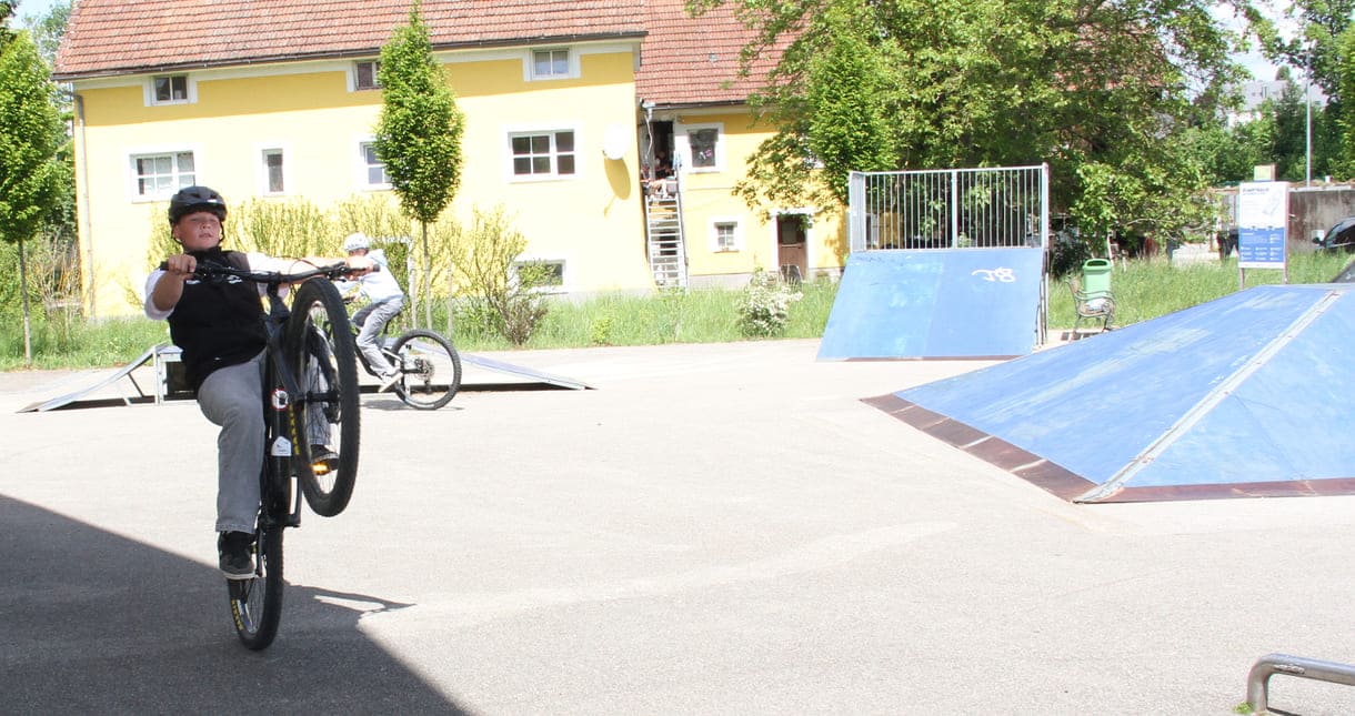BMX-Radler auf der Berg- und Tal-Bahn