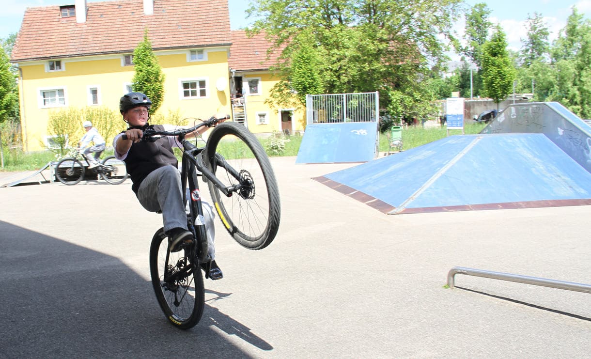 BMX-Radler auf der Berg- und Tal-Bahn