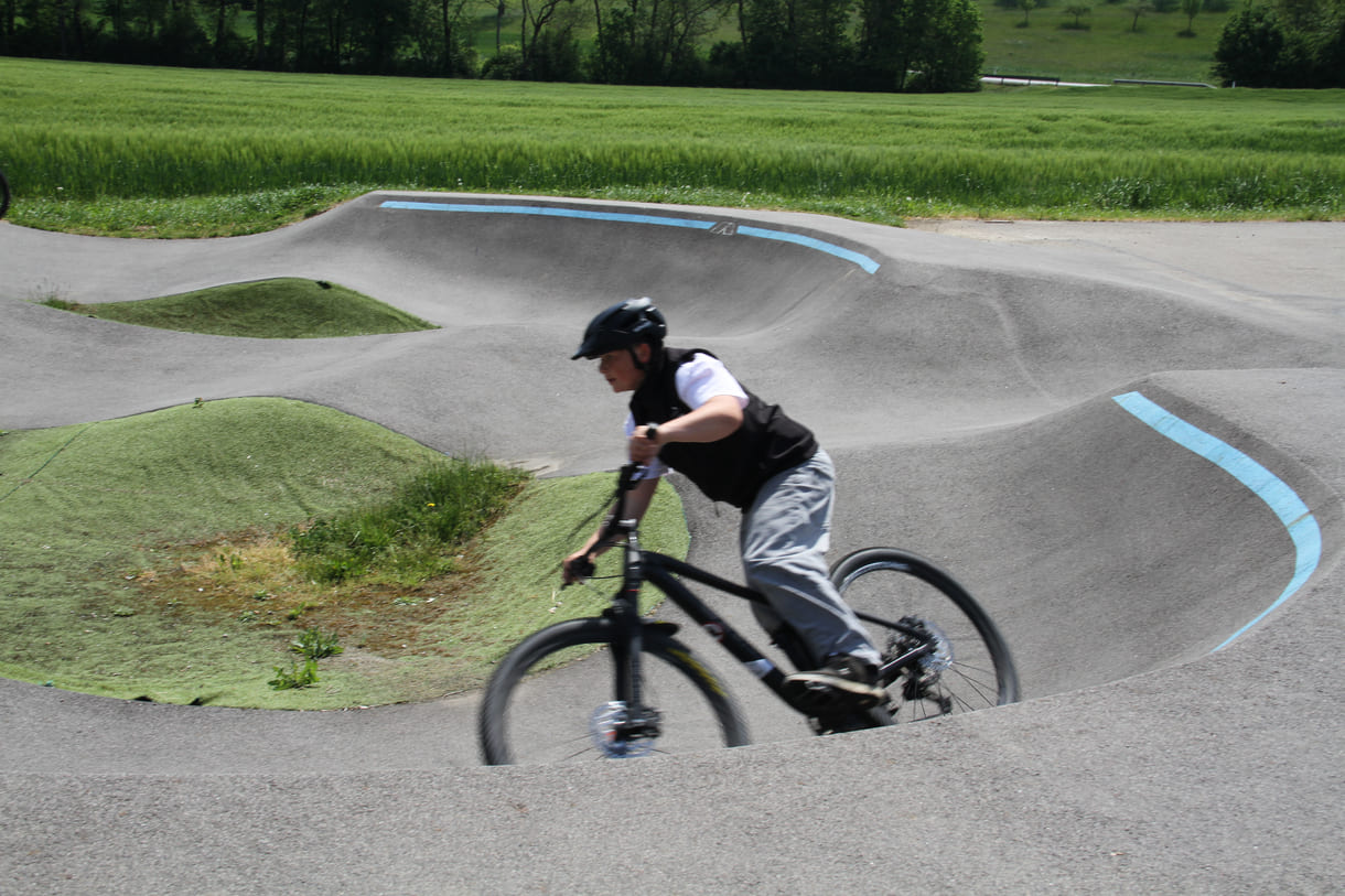 BMX-Radler auf der Berg- und Tal-Bahn